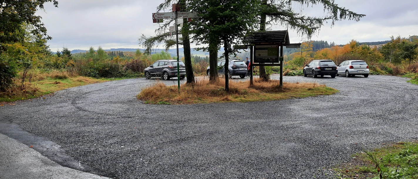 Unweit der Ederquelle befindet sich der gleichnamige Parkplatz