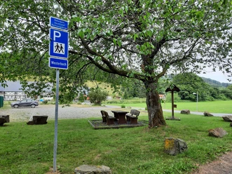 Großer Parkplatz direkt am Sportplatz