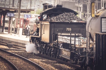 Einfahrt in den Bahnhof Brugg mit der mächtigen Dampflok A 3/5 705 | Entrée dans la gare de Brugg avec l’imposante locomotive à vapeur A 3/5 705 | Entrata nella stazione di Brugg con l’imponente locomotiva a vapore A 3/5 705, 2018.