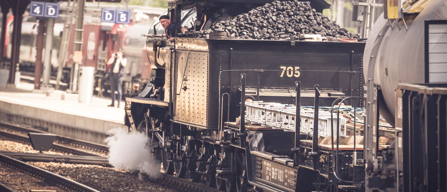 Einfahrt in den Bahnhof Brugg mit der mächtigen Dampflok A 3/5 705 | Entrée dans la gare de Brugg avec l’imposante locomotive à vapeur A 3/5 705 | Entrata nella stazione di Brugg con l’imponente locomotiva a vapore A 3/5 705, 2018.
