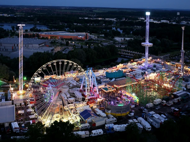 Schützenfest © WMG Wolfsburg, Foto Matthias Leitzke_CCBY (1).jpg Blick von oben auf das Schützenfest