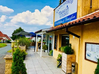 Landgasthof Tinas Stube Außenansicht des Landgasthofs Tinas Stube mit Terrasse, Sonnenschirmen und Eingang