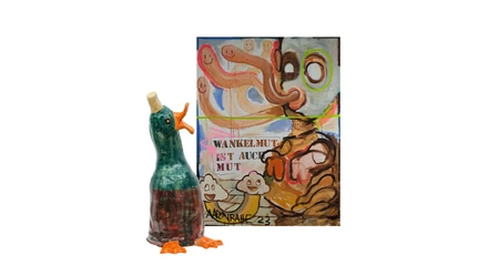 MASHUP! Bunte Entenfigur neben Gemälde mit Text "Wankelmut ist auch Mut" von Aaron Rahe aus 2023.