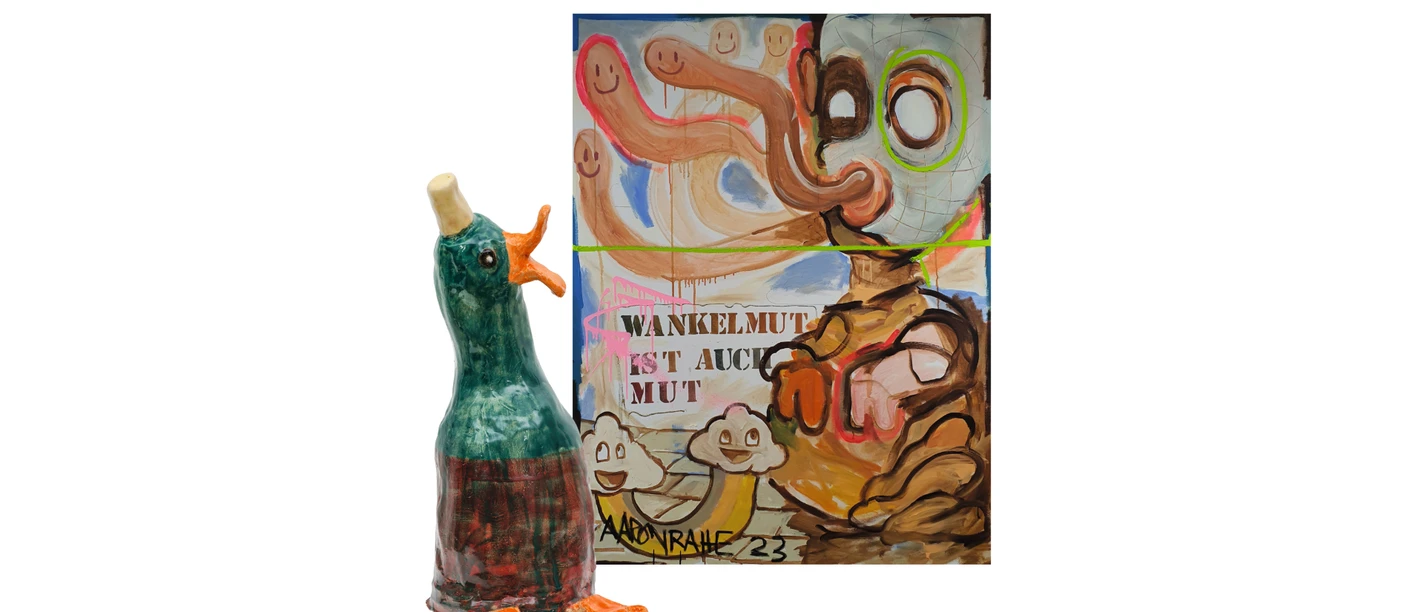 MASHUP! Bunte Entenfigur neben Gemälde mit Text "Wankelmut ist auch Mut" von Aaron Rahe aus 2023.