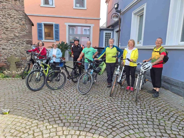 Gruppe Radfahrer vom Schwarzwaldverein Achern und dem ADFC Achern vor dem Klauskirchl