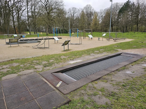 Gesundheitspark Speckenbüttel 20260328_110750 (c) Tanja Mehl_Erlebnis Bremerhaven_WEB.jpg Fitnessparcours und Rolli-Trampolin im Gesundheitspark Speckenbüttel in Bremerhaven