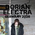 Person vor geschlossenem Rolltor, darüber schwarzer Tour-Schriftzug Germany 2026