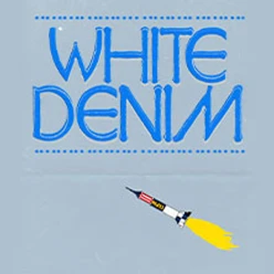 Blauer Schriftzug White Denim über kleiner Rakete mit gelbem Feuer vor grauem Grund