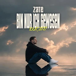 Tourplakat zu Zate mit sitzendem Mann vor dramatischem Himmel