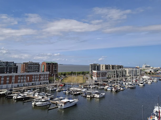 1000046323 (c) Marc Reichelt_Erlebnis Bremerhaven_WEB.jpg Blick auf die im-jaich Lloyd Marina mit Motor- und Segelbooten im Neuen Hafen Bremerhaven sowie auf das Boardingshouse und das Hotel