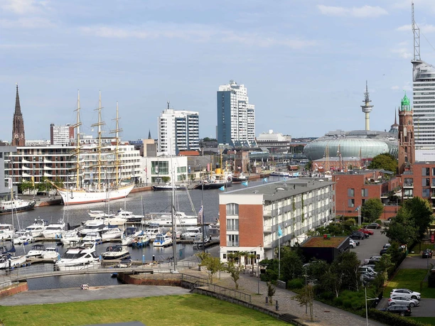 hafenerlebnis38 (c) Wolfhard Scheer_Erlebnis Bremerhaven_WEB.jpg Luftaufnahme vom Neuen Hafen Bremerhaven mit der im-jaich Lloyd Marina, dem Boardinghouse, Neuer Hafen, Schulschiff Deutschland, Große Kirche, Klimahaus Bremerhaven, Aussichtsplattform Sail City, Simon Loschen-Leuchtturm, Deutsches Auswandererhaus, Columbus Shopping-Center und Sportbooten
