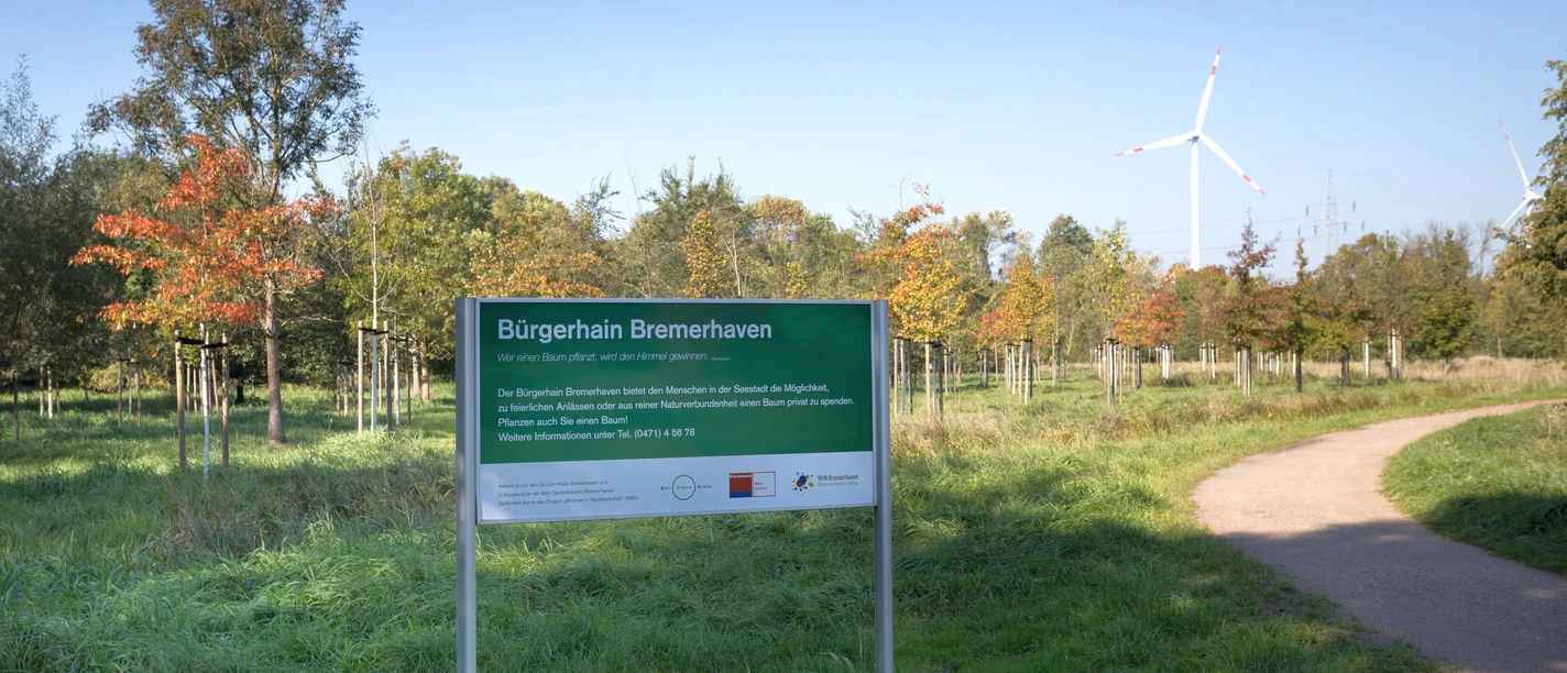 N9027 (c) Helmut Gross_Erlebnis Bremerhaven_WEB.jpg Schild am Bürgerhain Bremerhaven mit vielen Bäumen im Hintergrund