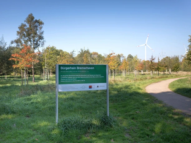 N9027 (c) Helmut Gross_Erlebnis Bremerhaven_WEB.jpg Schild am Bürgerhain Bremerhaven mit vielen Bäumen im Hintergrund