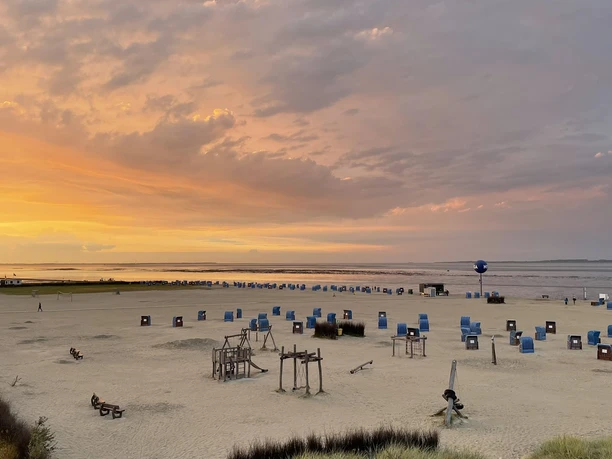 Sonnenuntergang Dornum Wunderschöner Sonnenuntergang am Strand von Dornum an der niedersächsischen Nordseeküste