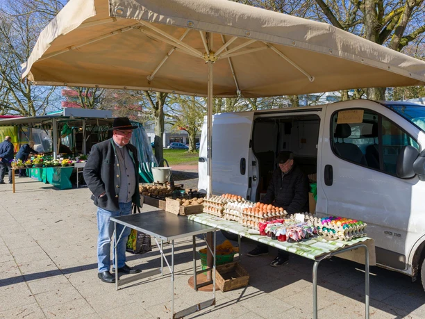 S6018 (c) Helmut Gross_Erlebnis Bremerhaven_WEB.jpg Ein Mann steht an einem Eierstand auf dem Wochenmarkt in der Bogenstraße in Bremerhaven