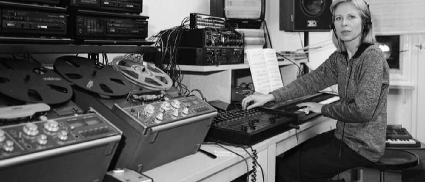 Christina Kubisch. The Emergence of Sound_Ludwig Forum (c) Christina Kubisch.jpg Ein schwarz-weiß-Bild zeigt eine Frau, die Kopfhörer trägt und vor Tischen mit Computern und Tonbändern sitzt.