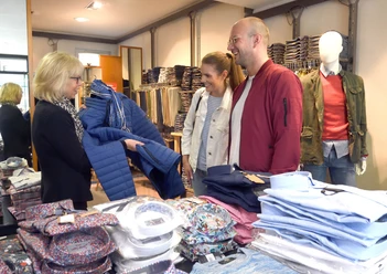 10.6.20 Erlebnis49 (c) Wolfhard Scheer_Erlebnis Bremerhaven_WEB.jpg Ein Paar lässt sich eine Jacke in einem Bekleidungsgeschäft zeigen