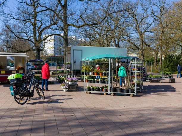 S6028 (c) Helmut Gross_Erlebnis Bremerhaven_WEB.jpg Stände auf dem Wochenmarkt Leherheide