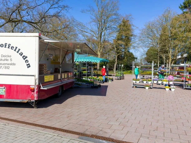 S6027 (c) Helmut Gross_Erlebnis Bremerhaven_WEB.jpg Stände auf dem Wochenmarkt Leherheide