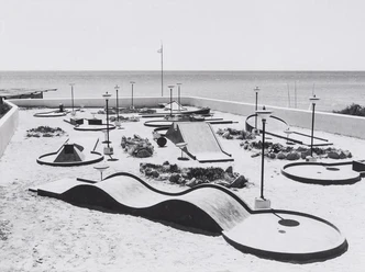Wenn ein Bild uns trifft_Ludwig Forum (c) Herbert Albert.jpg Ein schwarz-weiß-Foto zeigt eine Minigolf-Anlage mit unterschiedlichen Parcours. Im Hintergrund ist das Meer.