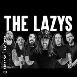 Sechs Musiker posieren energiegeladen vor schwarzem Hintergrund mit großem The-Lazys-Schriftzug