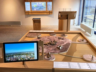 Interaktives Stadtmodell mit Tryptichon im Hintergrund (002).jpg