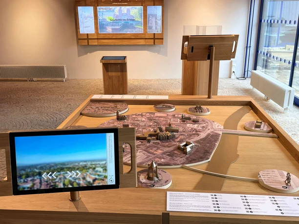 Interaktives Stadtmodell mit Tryptichon im Hintergrund (002).jpg