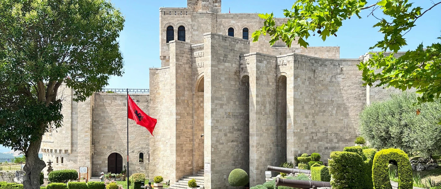 Kruje-Albanien.jpg Festung von Kruja in Albanien