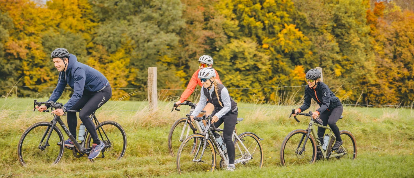 Radtour im Bergischen Vier Radfahrer:innen auf einer Tour im Bergischen Land im Herbst, entlang eines Feldes mit Bäumen.
