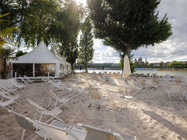 River Lounge am km 689 Cologne Beach Club River Lounge, Liegestühle im Sand, Blick auf den Rhein