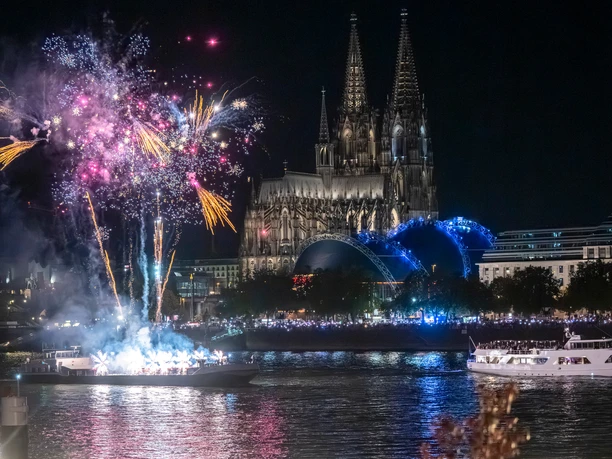 River Lounge km689 Cologne Beach Club River Lounge, Feuerwerk der Kölner Lichter mit Blich auf den Kölner Dom