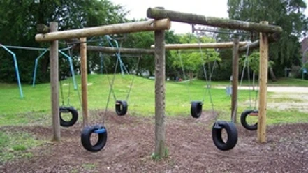 Sechs Reifenschaukeln auf dem Spielplatz Braunstraße in Bremerhaven