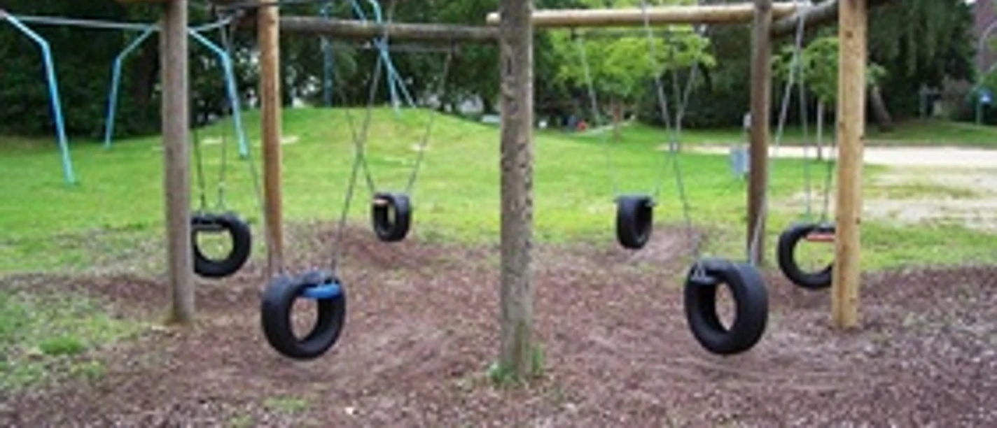 59 Braunstr_WEB.jpg Sechs Reifenschaukeln auf dem Spielplatz Braunstraße in Bremerhaven