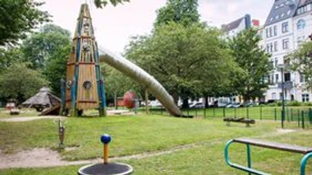 IMG_7496_WEB.jpg Spielplatz mit Rutsche und Drehscheibe auf Grünanlage