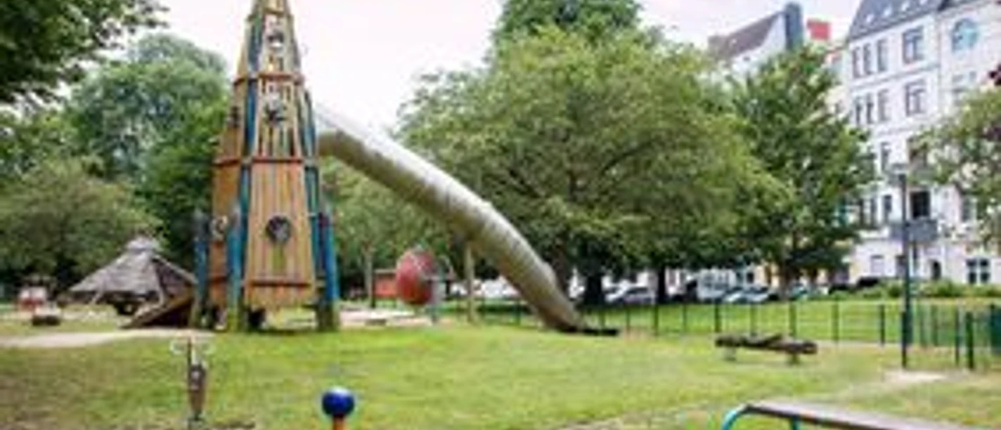 IMG_7496_WEB.jpg Spielplatz mit Rutsche und Drehscheibe auf Grünanlage