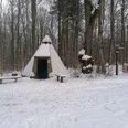 Köhlerhütte im Schnee Verschneite Köhlerhütte in einem Winterwald bei Einbeck. Daneben stehen eine Bank und ein Wegweiser.