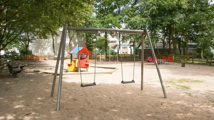 IMG_7727_WEB.jpg Schaukeln und Spielhäuschen auf dem Spielplatz Bütteler Straße in Bremerhaven