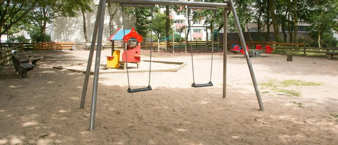 IMG_7727_WEB.jpg Schaukeln und Spielhäuschen auf dem Spielplatz Bütteler Straße in Bremerhaven