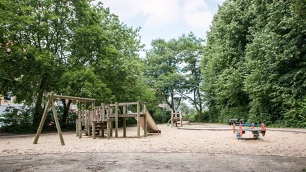 IMG_7550_WEB.jpg Schaukel, Rutsche, Wippe und Klettergerüst auf einem Sandspielplatz