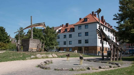 IMG_8647_WEB.jpg Hölzerne Arche Noah als Klettergerüst auf dem Spielplatz an der Ellhornstraße in Bremerhaven