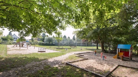 IMG_8801_WEB.jpg Spielplatz mit Rutsche, Klettergerüst, Sandbereich und Wipptieren