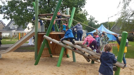 Klettergerät_WEB.jpg Kinder Toben auf dem Klettergerüst mit Rutsche auf dem Spielplatz an der Ferdinand-Lassalle-Straße in Bremerhaven-Leherheide