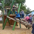 Klettergerät_WEB.jpg Kinder Toben auf dem Klettergerüst mit Rutsche auf dem Spielplatz an der Ferdinand-Lassalle-Straße in Bremerhaven-Leherheide