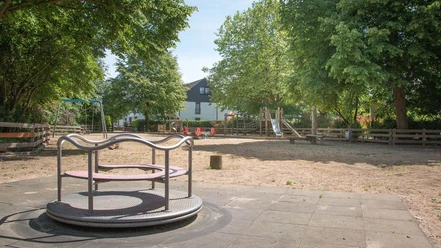 IMG_7251_WEB.jpg Sandspielplatz mit Drehkarussell, Wippe und Rutsche