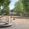 IMG_7251_WEB.jpg Sandspielplatz mit Drehkarussell, Wippe und Rutsche