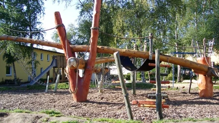 58 Finkenstr.309085_WEB.jpg Klettergerüst und Rutsche auf demSpielplatz Finkenstraße