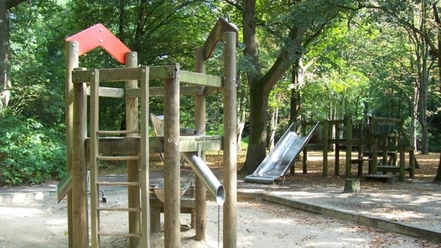 14 Gesundheitspark_Am Parktor_WEB.jpg Klettergerüst, Wurftrichter, Rutsche auf dem kleinen Spielplatz Am Parktor im Gesundheitspark Speckenbüttel