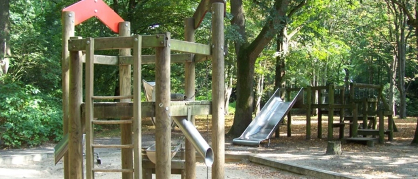 14 Gesundheitspark_Am Parktor_WEB.jpg Klettergerüst, Wurftrichter, Rutsche auf dem kleinen Spielplatz Am Parktor im Gesundheitspark Speckenbüttel