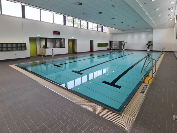 Hallenbad Morsbach Modernes Hallenbad mit klarem Wasser, Schwimmbahnen und hellen Fensterfronten.