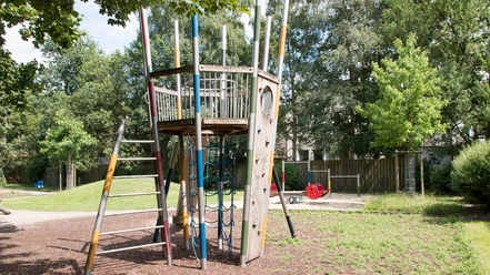 IMG_7527_WEB.jpg Klettergerüst und Wippe auf dem Spielplatz Gnesener Straße in Bremerhaven